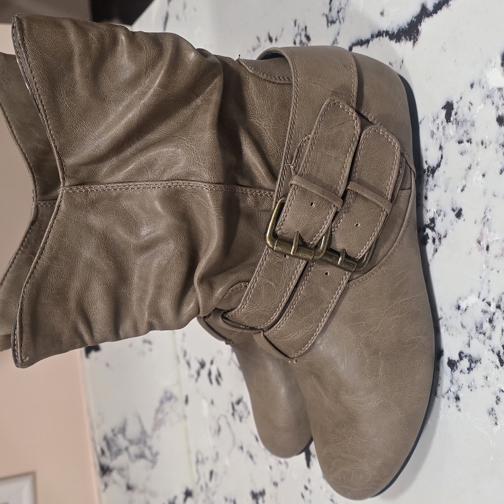 Stylish Tan Women's Boots